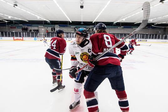 Dalens Erik Glimberg tacklas av Helsingborgs Victor Mångs
