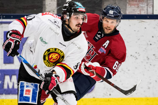 Helsingborgs Daniel Åhsberg jagar Dalens Kevin Karlsson