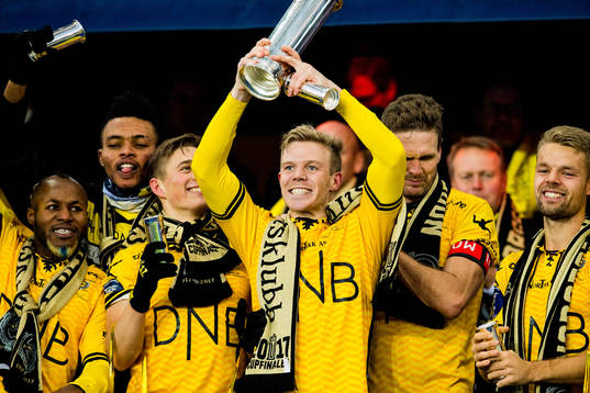 Erling Knudtzon of Lillestrøm lifts the cup trophy