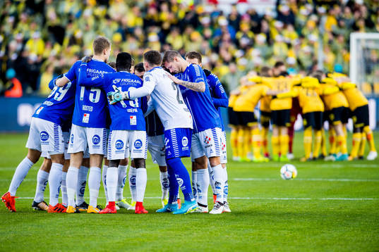 Players of Sarpsborg 08 gather in a circle
