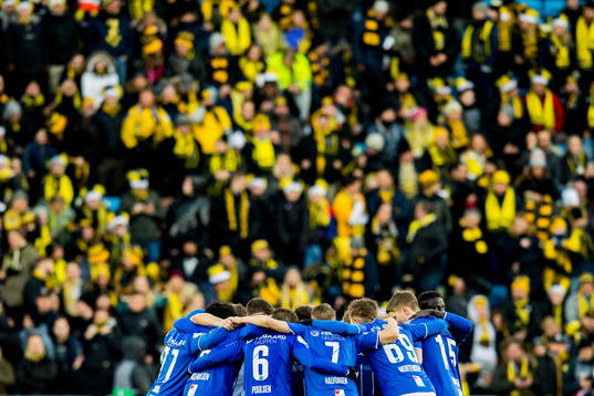 Players of Sarpsborg 08 gather in a circle