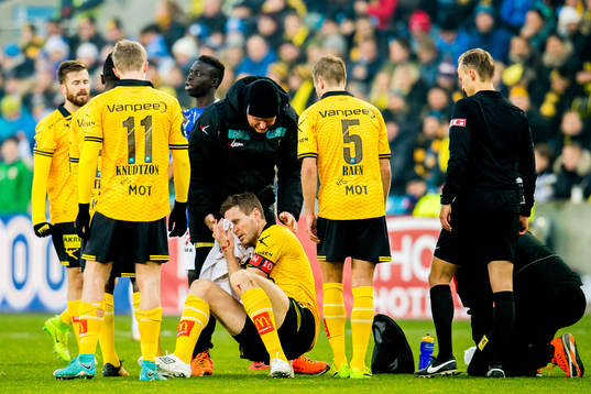 Frode Kippe of Lillestrøm gets treatment