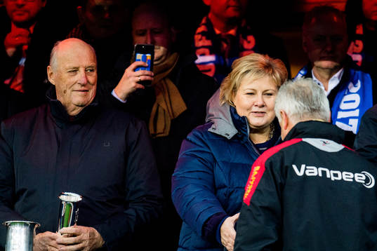 Arne Erlandsen, head coach of Lillestrøm, with King Harald