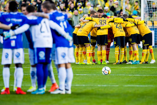 Players of Lillestrøm gather in a circle