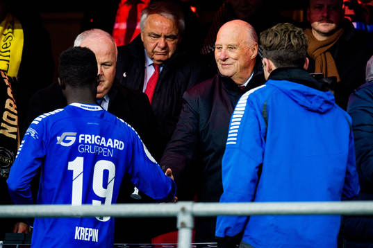 Krepin Diatta of Sarpsborg 08 receives the silver medal of