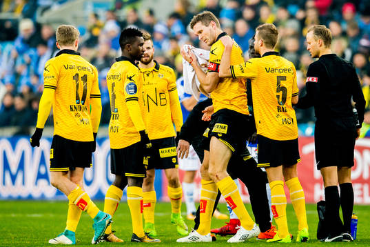 Frode Kippe of Lillestrøm gets treatment
