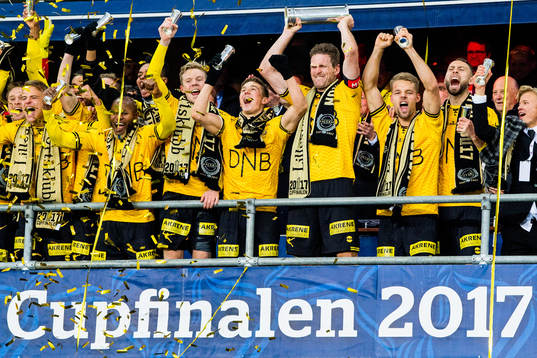 Frode Kippe of Lillestrøm lifts the cup trophy