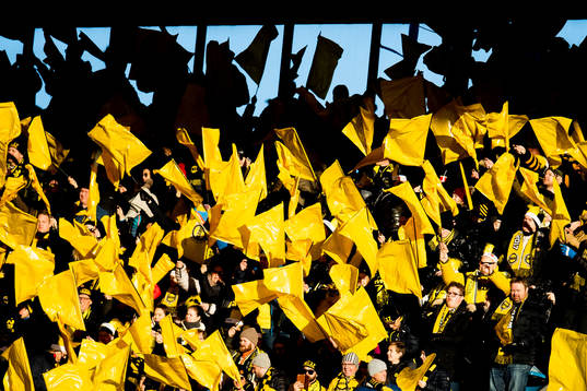 Yellow and black Lillestrøm flags