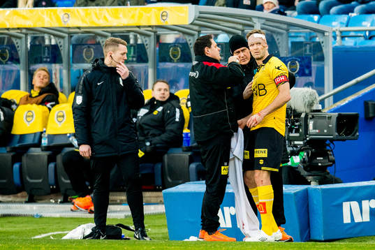 Frode Kippe of Lillestrøm gets treatment