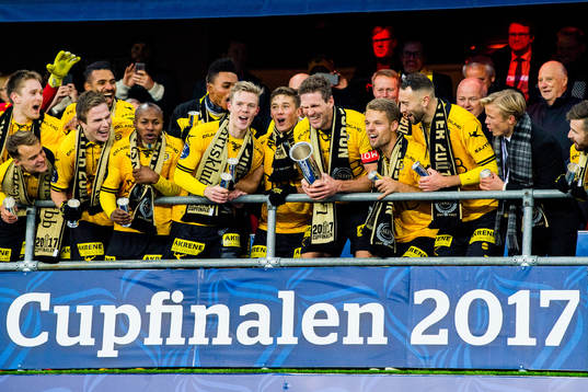 Frode Kippe of Lillestrøm lifts the cup trophy