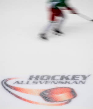 En spelare åker förbi Hockeyallsvenskans logotyp innan