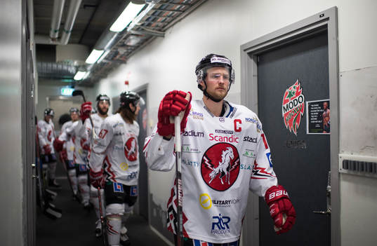 Vita Hästens Jesper Samuelsson leder sitt lag mot isen