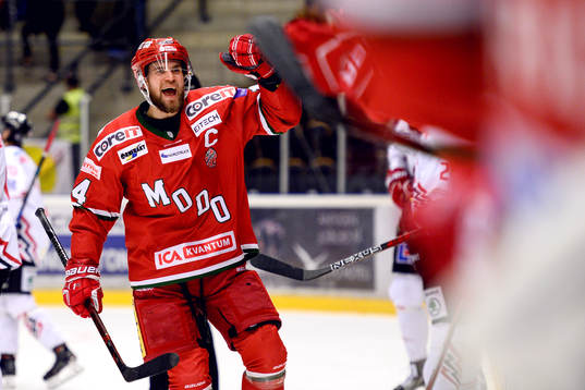 Modos Henrik Björklund jublar