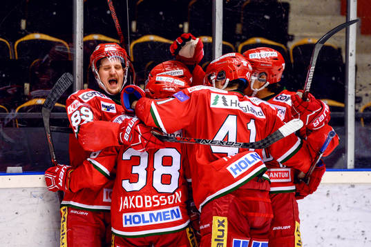 Modos Patrik Karlkvist jublar med lagkamrater