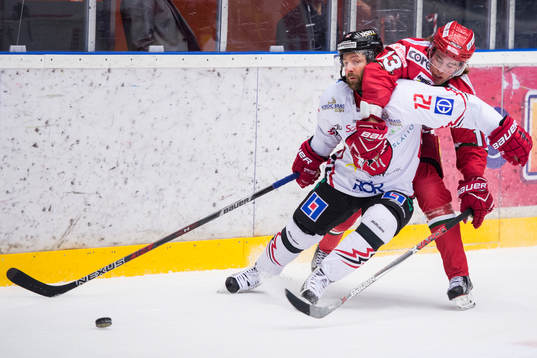 Vita Hästens Daniel Josefsson och Modos Anton Karlström i