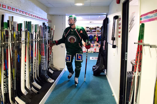 Frölundas Rasmus Dahlin på väg ut till en träning