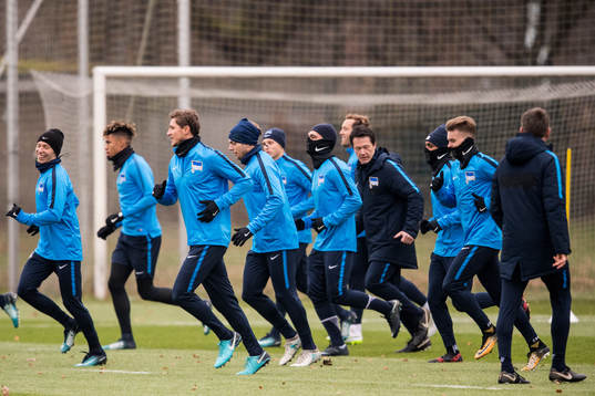 Hertha Berlins spelare värmer upp