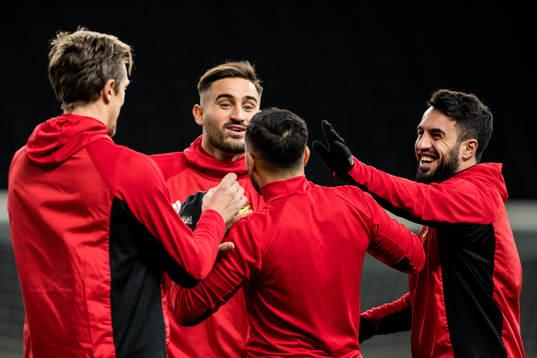 Östersunds Sotirios Papagiannopoulus och Brwa Nouri skojar