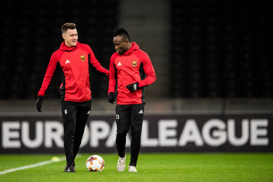 Östersunds Jamie Hopcutt och Samuel Mensiro