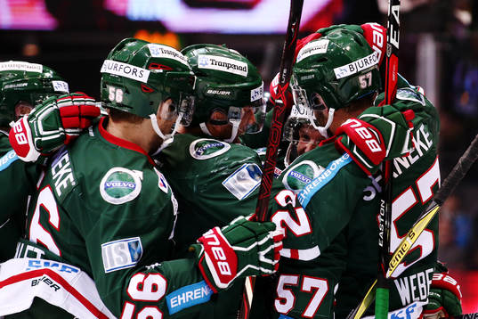 Frölundas Max Friberg jublar med lagkamrater