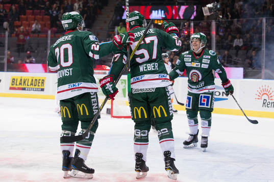 Frölundas Max Friberg jublar ihop med mötande Joel