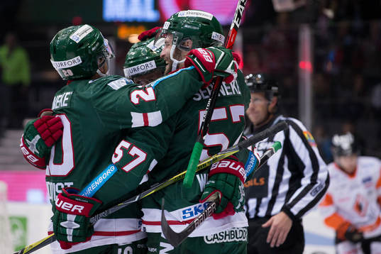 Frölundas Max Friberg jublar ihop med Joel Lundqvist och
