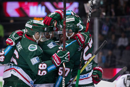 Frölundas Max Friberg jublar ihop med Jonathan Sigalet,