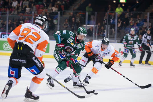 Frölundas Rasmus Dahlin mot Karlskronas Morten Madsen och