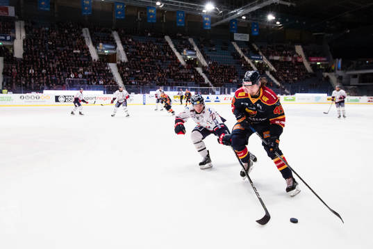 Djurgårdens David Bernhardt i kamp om pucken med