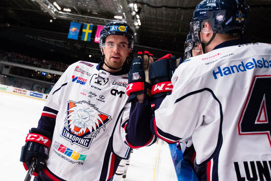 Linköpings Eddie Larsson gör 0-1 och gratuleras av