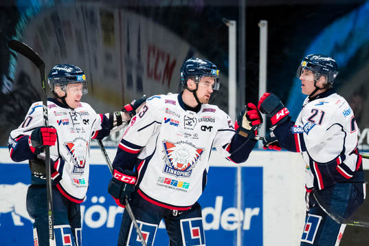 Linköpings Eddie Larsson (m) gör 0-1 och gratuleras av