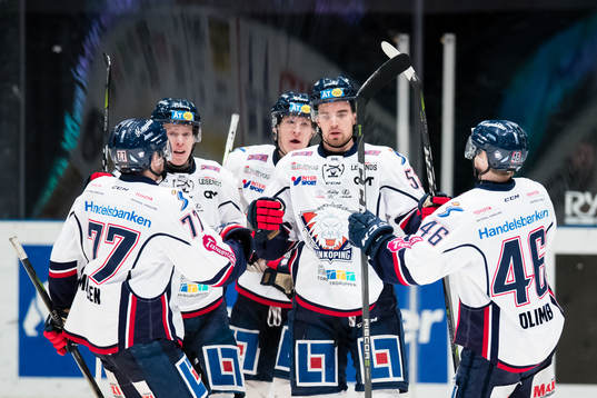 Linköpings Eddie Larsson (m) gör 0-1 och gratuleras av