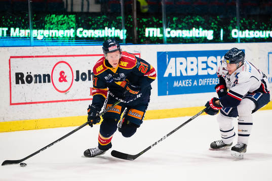 Djurgårdens Andreas Engqvist i kamp om pucken med