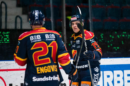 Djurgårdens Rene Bourque gör 1-1 och gratuleras av