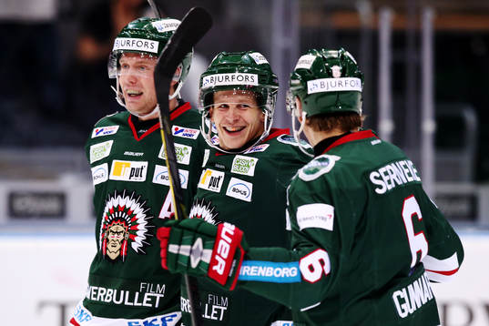 Frölundas Max Friberg (mitten) jublar med Christoffer Ehn