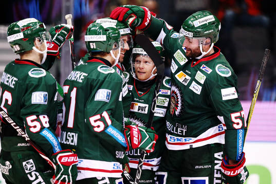 Frölundas Ryan Lasch jublar med lagkamrater