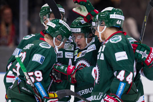 Frölundas Max Friberg jublar och omfamnas