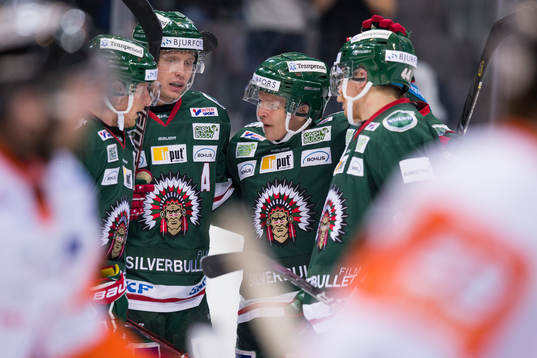 Frölundas Max Friberg jublar och omfamnas