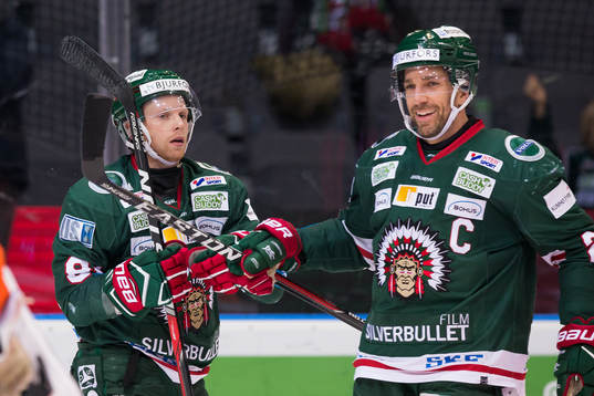 Frölundas Ryan Lasch jublar ihop med Joel Lundqvist