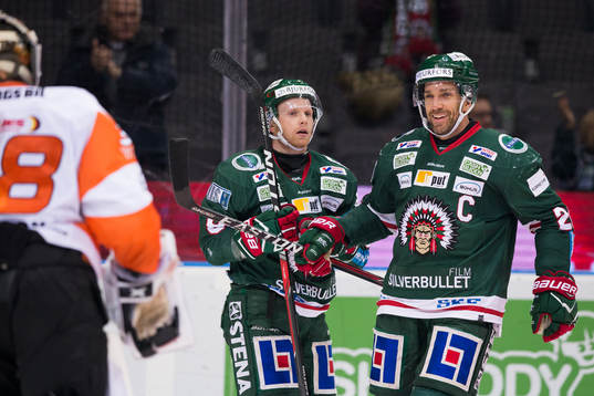Frölundas Ryan Lasch jublar ihop med Joel Lundqvist