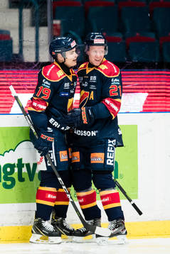 Djurgårdens Rene Bourque (v) jublar närmast med Andreas