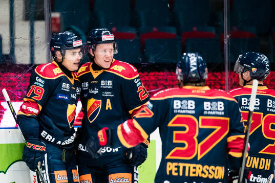 Djurgårdens Rene Bourque (v) jublar närmast med Andreas