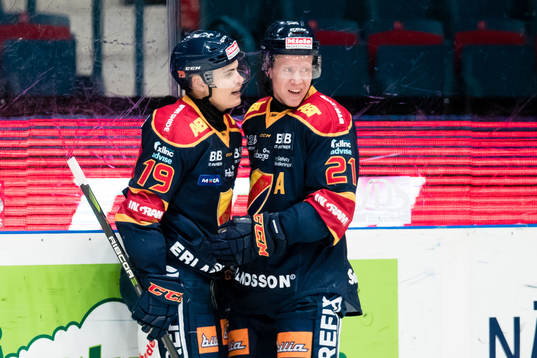 Djurgårdens Rene Bourque (v) jublar närmast med Andreas