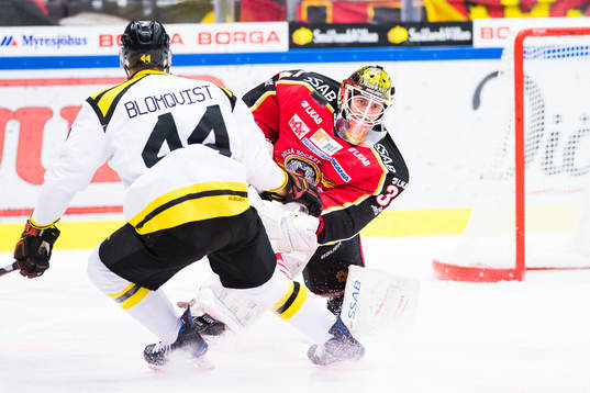 Brynäs Jacob Blomqvist och Luleås målvakt Joel Lassinatti