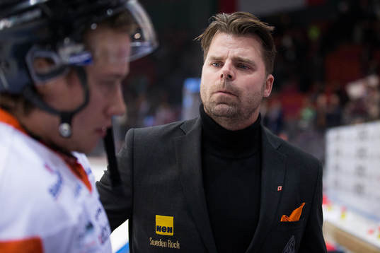 Karlskronas tränare Ove Molin klappar om sina spelare