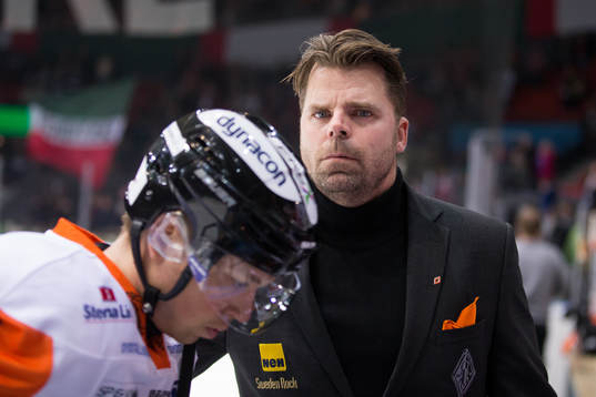 Karlskronas tränare Ove Molin klappar om sina spelare