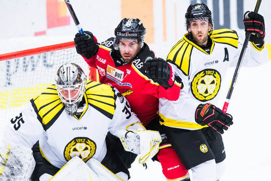 Brynäs målvakt David Rautio, Luleås Niklas Olausson och