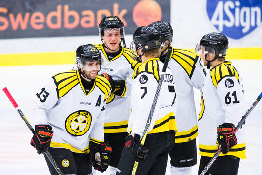 Brynäs Ryan Gunderson och Linus Ölund (tv) jublar