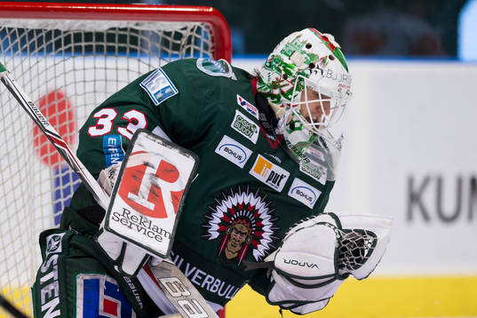Frölundas målvakt Johan Mattsson med en plockräddning
