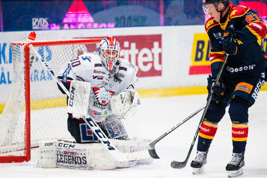 Linköpings målvakt Jacob Johansson med en räddning